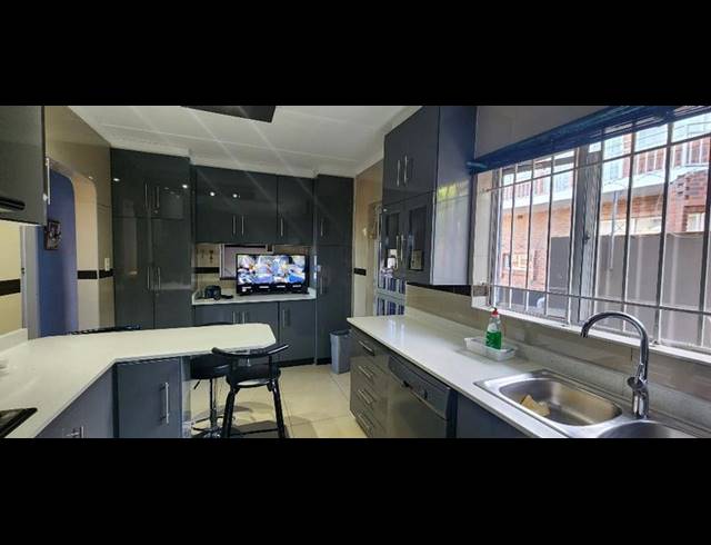 3 BEDROOM HOUSE FOR SALE IN CRAIGIEBURN